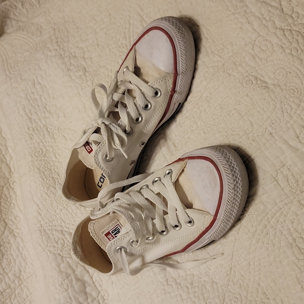 Converse low top Chuck Taylor Women's us size 6.5 white